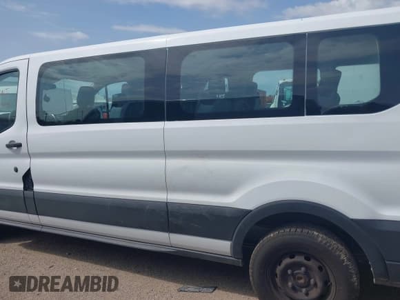 ✅ 2019 Ford Transit Passenger XL • VIN: 1FBZX2ZM2KKB65886 • Lot: 41911579. Wystawiony na IAAI z przebiegiem 56 785 mil. Bezpłatny archiwum sprzedaży aukcyjnych z USA i szczegółowy raport historii pojazdu na DreamBid. Zdjęcie 14.