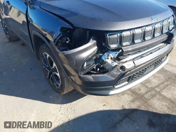 ✅ 2022 Jeep Compass (RED) Edition • VIN: 3C4NJDCB2NT165372 • Lot: 43472255. Wystawiony na IAAI z przebiegiem 5 256 mil. Bezpłatny archiwum sprzedaży aukcyjnych z USA i szczegółowy raport historii pojazdu na DreamBid. Zdjęcie 6.