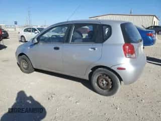 2006 Chevrolet Aveo LS z VIN KL1TD66636B640854, wystawiony jako Copart lot #41710655 z przebiegiem 87 774 mil mil oraz Czysty tytuł • Clean title. Historia ofert i sprzedaży dostępna na DreamBid. Obrazek 2.