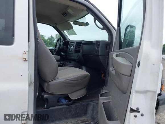 ✅ 2008 Chevrolet Express Passenger • VIN: 1GAHG39K581171068 • Lot: 42530215. Listed on IAAI with 251,871 mi. Free auction sales archive from the USA and detailed vehicle history report at DreamBid. Image 5.
