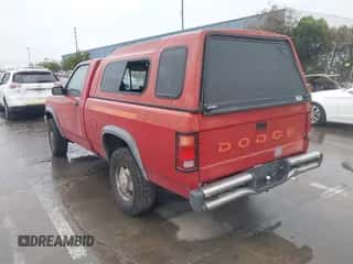 1991 Dodge Dakota z VIN 1B7GG66Y7MS210454, wystawiony jako IAAI lot #41778373 z przebiegiem 151 112 mil mil oraz . Historia ofert i sprzedaży dostępna na DreamBid. Obrazek 3.