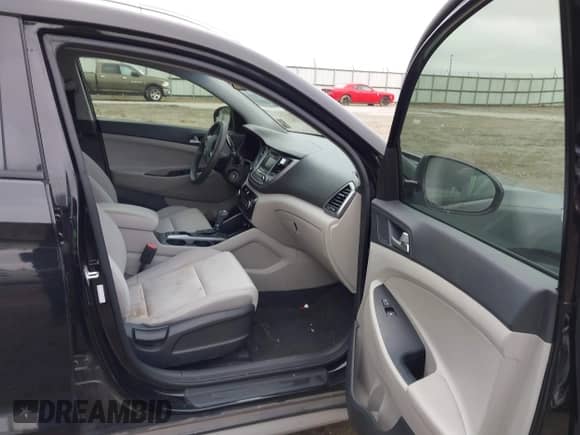 2017 Hyundai Tucson SE z VIN KM8J33A42HU585775, wystawiony jako IAAI lot #43521465 z przebiegiem 125 000 mil mil oraz . Historia ofert i sprzedaży dostępna na DreamBid. Obrazek 5.