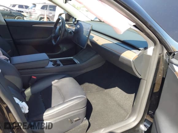 ✅ 2024 Tesla Model Y Long Range • VIN: 7SAYGDEE0RF078242 • Lot: 41808826. Wystawiony na IAAI z przebiegiem 59 581 mil. Bezpłatny archiwum sprzedaży aukcyjnych z USA i szczegółowy raport historii pojazdu na DreamBid. Zdjęcie 5.