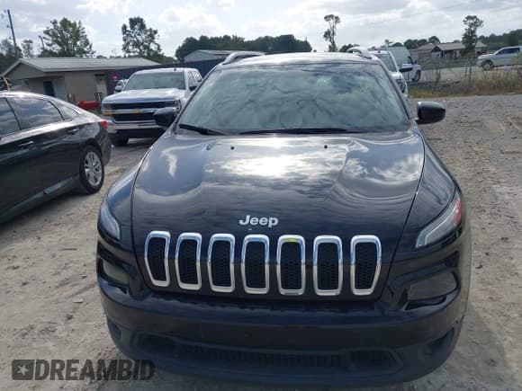 ✅ 2018 Jeep Cherokee Latitude • VIN: 1C4PJLCB4JD595102 • Lot: 43359901. Wystawiony na IAAI z przebiegiem Nie podano. Bezpłatny archiwum sprzedaży aukcyjnych z USA i szczegółowy raport historii pojazdu na DreamBid. Zdjęcie 6.