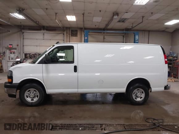✅ 2020 Chevrolet Express Cargo • VIN: 1GCWGAFP5L1266659 • Lot: 42067566. Wystawiony na IAAI z przebiegiem 122 413 mil. Bezpłatny archiwum sprzedaży aukcyjnych z USA i szczegółowy raport historii pojazdu na DreamBid. Zdjęcie 14.
