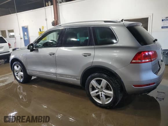 ✅ 2011 Volkswagen Touareg • VIN: WVGFG9BPXBD002222 • Lot: 76120284. Wystawiony na Copart z przebiegiem 145 912 mil. Bezpłatny archiwum sprzedaży aukcyjnych z USA i szczegółowy raport historii pojazdu na DreamBid. Zdjęcie 2.