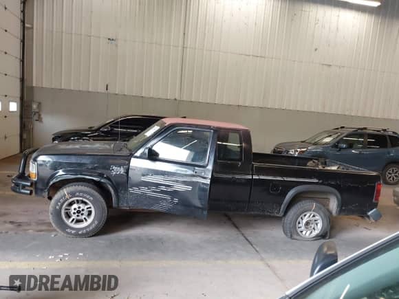 1993 Dodge Dakota z VIN 1B7GG23XXPS146273, wystawiony jako IAAI lot #42115602 z przebiegiem 222 740 mil mil oraz . Historia ofert i sprzedaży dostępna na DreamBid. Obrazek 15.