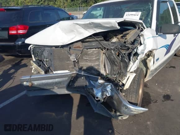 1998 Chevrolet Silverado 1500 z VIN 1GCEC19R1WE151719, wystawiony jako IAAI lot #43299414 z przebiegiem 223 085 mil mil oraz . Historia ofert i sprzedaży dostępna na DreamBid. Obrazek 6.