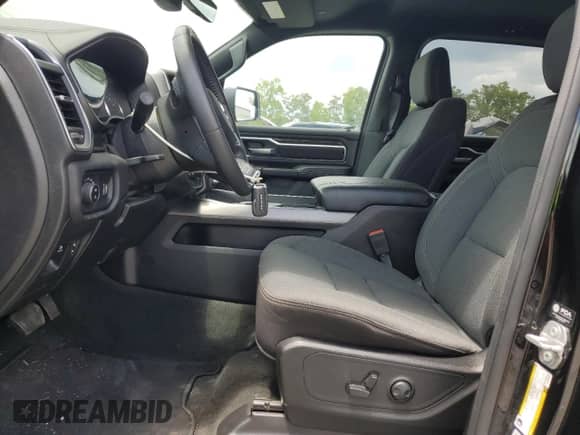 2024 Ram 1500 Big Horn z VIN 1C6RRFFG9RN189629, wystawiony jako Copart lot #65442855 z przebiegiem 27 333 mil mil oraz Szkoda całkowita • Salvage title. Historia ofert i sprzedaży dostępna na DreamBid. Obrazek 7.