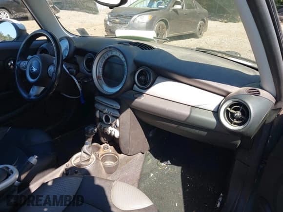 ✅ 2007 MINI Hardtop • VIN: WMWMF33597TT53805 • Lot: 43247732. Wystawiony na IAAI z przebiegiem 183 949 mil. Bezpłatny archiwum sprzedaży aukcyjnych z USA i szczegółowy raport historii pojazdu na DreamBid. Zdjęcie 5.