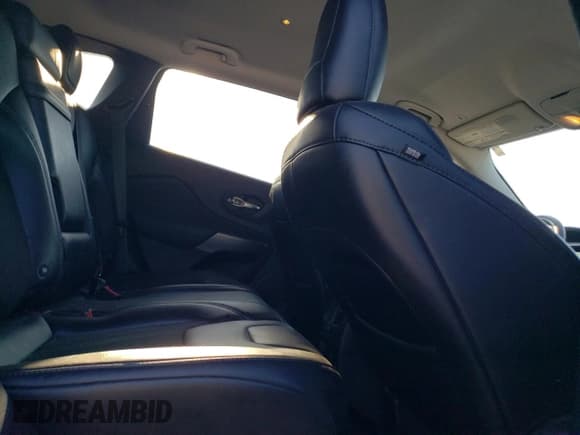 ✅ 2019 Jeep Cherokee Latitude Plus • VIN: 1C4PJLLX5KD123360 • Lot: 67939465. Wystawiony na Copart z przebiegiem 84 285 mil. Bezpłatny archiwum sprzedaży aukcyjnych z USA i szczegółowy raport historii pojazdu na DreamBid. Zdjęcie 10.