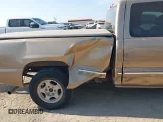 2000 Chevrolet Silverado 1500 LS z VIN 2GCEC19T1Y1277305, wystawiony jako IAAI lot #43516630 z przebiegiem 220 529 mil mil oraz . Historia ofert i sprzedaży dostępna na DreamBid. Obrazek 6.