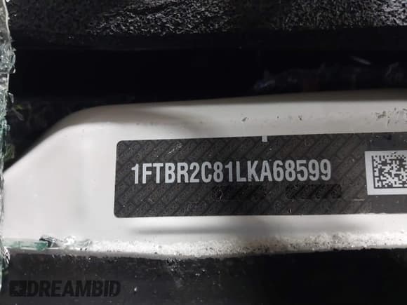✅ 2020 Ford Transit Cargo • VIN: 1FTBR2C81LKA68599 • Lot: 41381157. Wystawiony na IAAI z przebiegiem 63 382 mil. Bezpłatny archiwum sprzedaży aukcyjnych z USA i szczegółowy raport historii pojazdu na DreamBid. Zdjęcie 9.