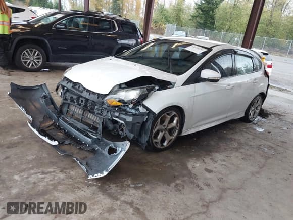✅ 2014 Ford Focus ST • VIN: 1FADP3L90EL402802 • Лот: 43620530. Опубликован ранее на IAAI с пробегом 180 915 миль. Бесплатный доступ к архиву аукционных продаж из США и подробный отчёт об истории автомобиля на DreamBid. Изображение 17.