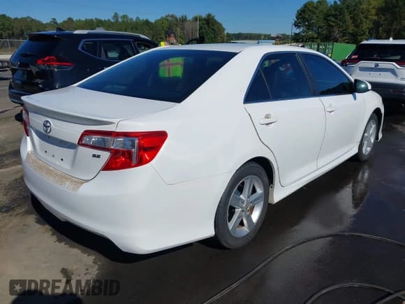 ✅ 2013 Toyota Camry XLE • VIN: 4T1BF1FK7DU241361 • Lot: 43448865. Wystawiony na IAAI z przebiegiem 234 878 mil. Bezpłatny archiwum sprzedaży aukcyjnych z USA i szczegółowy raport historii pojazdu na DreamBid. Zdjęcie 4.