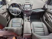 ✅ 2017 Ford Escape Titanium • VIN: 1FMCU0JDXHUD16122 • Lot: 95988025. Wystawiony na Copart z przebiegiem 63 513 mil. Bezpłatny archiwum sprzedaży aukcyjnych z USA i szczegółowy raport historii pojazdu na DreamBid. Zdjęcie 8.