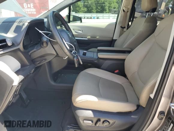 ✅ 2021 Toyota Sienna XLE • VIN: 5TDYRKEC2MS018607 • Lot: 58129314. Listed on Copart with 69,426 mi. Free auction sales archive from the USA and detailed vehicle history report at DreamBid. Image 7.