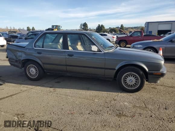 1989 BMW 3 Series 325i с VIN WBAAD2307K8849902, выставлен на аукционе Copart как лот 87257434 с пробегом 233 562 миль миль и Списание • Salvage title. История ставок и продаж доступна на DreamBid. Изображение 4.