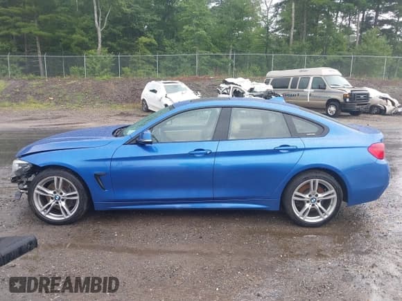 ✅ 2018 BMW 4 Series 430i xDrive • VIN: WBA4J3C56JBG95730 • Lot: 42871370. Wystawiony na IAAI z przebiegiem 70 614 mil. Bezpłatny archiwum sprzedaży aukcyjnych z USA i szczegółowy raport historii pojazdu na DreamBid. Zdjęcie 15.