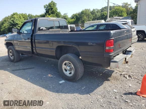 1998 Dodge 1500 z VIN 1B7HF16Y2WS577923, wystawiony jako Copart lot #67905705 z przebiegiem 145 459 mil mil oraz Czysty tytuł • Clean title. Historia ofert i sprzedaży dostępna na DreamBid. Obrazek 2.