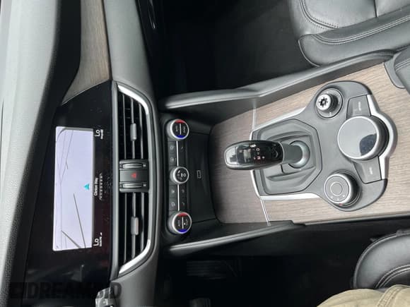 ✅ 2017 Alfa Romeo Giulia Ti • VIN: ZARFAEEN9H7544398 • Lot: 43795100. Wystawiony na IAAI z przebiegiem 133 197 mil. Bezpłatny archiwum sprzedaży aukcyjnych z USA i szczegółowy raport historii pojazdu na DreamBid. Zdjęcie 10.