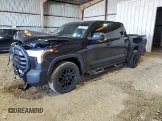 ✅ 2023 Toyota Tundra SR5 • VIN: 5TFLA5AB6PX026319 • Lot: 88955365. Wystawiony na Copart z przebiegiem 25 290 mil. Bezpłatny archiwum sprzedaży aukcyjnych z USA i szczegółowy raport historii pojazdu na DreamBid. Zdjęcie 1.