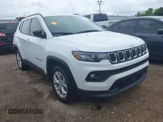 2024 Jeep Compass Latitude z VIN 3C4NJDBN0RT131240, wystawiony jako IAAI lot #42631760 z przebiegiem 26 463 mil mil oraz . Historia ofert i sprzedaży dostępna na DreamBid. Obrazek 1.