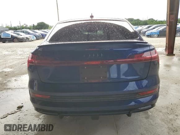 ✅ 2021 Audi e-tron Sportback Premium Plus • VIN: WA12AAGE8MB012026 • Lot: 71542315. Wystawiony na Copart z przebiegiem 43 065 mil. Bezpłatny archiwum sprzedaży aukcyjnych z USA i szczegółowy raport historii pojazdu na DreamBid. Zdjęcie 6.