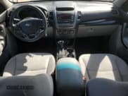 ✅ 2015 Kia Sorento LX • VIN: 5XYKT3A60FG565078 • Лот: 85270285. Опубликован ранее на Copart с пробегом 123 492 миль. Бесплатный доступ к архиву аукционных продаж из США и подробный отчёт об истории автомобиля на DreamBid. Изображение 8.