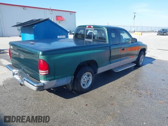 ✅ 1998 Dodge Dakota SLT • VIN: 1B7GL22X5WS711623 • Lot: 43658731. Wystawiony na IAAI z przebiegiem 268 139 mil. Bezpłatny archiwum sprzedaży aukcyjnych z USA i szczegółowy raport historii pojazdu na DreamBid. Zdjęcie 4.