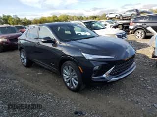 ✅ 2024 Buick Envista Avenir • VIN: KL47LCE25RB067657 • Лот: 72224554. Опубликован ранее на Copart с пробегом 11 072 миль. Бесплатный доступ к архиву аукционных продаж из США и подробный отчёт об истории автомобиля на DreamBid. Изображение 4.