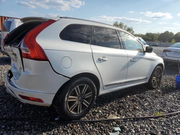 ✅ 2017 Volvo XC60 Dynamic • VIN: YV440MDRXH2198553 • Lot: 72082655. Listed on Copart with Not provided. Free auction sales archive from the USA and detailed vehicle history report at DreamBid. Image 3.
