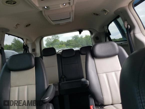 ✅ 2010 Chrysler Town & Country Touring Plus • VIN: 2A4RR8DX0AR494185 • Lot: 68684335. Wystawiony na Copart z przebiegiem 131 904 mil. Bezpłatny archiwum sprzedaży aukcyjnych z USA i szczegółowy raport historii pojazdu na DreamBid. Zdjęcie 10.