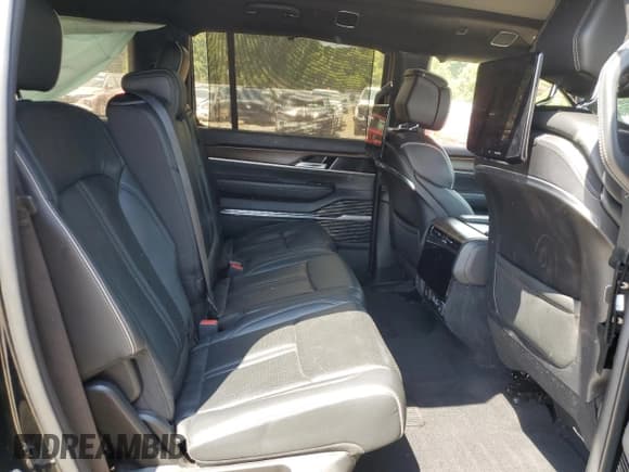 ✅ 2022 Jeep Grand Wagoneer Series II • VIN: 1C4SJVFJ5NS194152 • Lot: 64996304. Wystawiony na Copart z przebiegiem Nie podano. Bezpłatny archiwum sprzedaży aukcyjnych z USA i szczegółowy raport historii pojazdu na DreamBid. Zdjęcie 11.