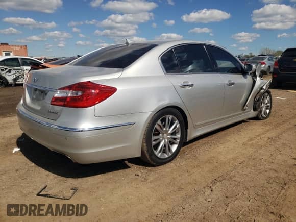 2013 Hyundai Genesis 3.8L z VIN KMHGC4DD0DU233221, wystawiony jako Copart lot #72910394 z przebiegiem 240 699 mil mil oraz Szkoda całkowita • Salvage title. Historia ofert i sprzedaży dostępna na DreamBid. Obrazek 3.