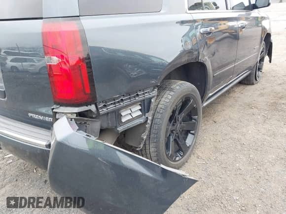 2020 Chevrolet Tahoe Premier z VIN 1GNSKCKJ6LR179033, wystawiony jako IAAI lot #41727607 z przebiegiem 26 879 mil mil oraz . Historia ofert i sprzedaży dostępna na DreamBid. Obrazek 17.