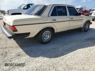 ✅ 1982 Mercedes-Benz 240 • VIN: BAB23A8CB306577 • Lot: 78141144. Wystawiony na Copart z przebiegiem 85 135 mil. Bezpłatny archiwum sprzedaży aukcyjnych z USA i szczegółowy raport historii pojazdu na DreamBid. Zdjęcie 3.