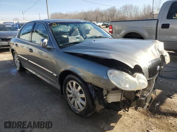 2003 Hyundai Sonata GLS z VIN KMHWF35H43A778742, wystawiony jako Copart lot #48564195 z przebiegiem Nie podano mil oraz Szkoda całkowita • Salvage title. Historia ofert i sprzedaży dostępna na DreamBid. Obrazek 4.