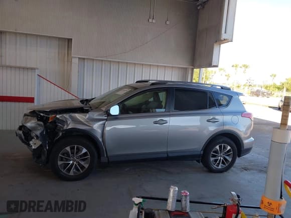 ✅ 2018 Toyota RAV4 Hybrid XLE • VIN: JTMRJREVXJD172978 • Лот: 43461828. Опубликован ранее на IAAI с пробегом 133 980 миль. Бесплатный доступ к архиву аукционных продаж из США и подробный отчёт об истории автомобиля на DreamBid. Изображение 14.