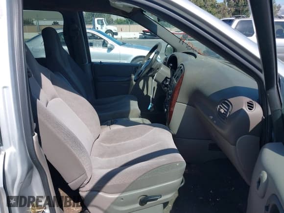 ✅ 2003 Chrysler Town & Country • VIN: 2C4GP24R63R289717 • Lot: 43281329. Wystawiony na IAAI z przebiegiem 120 038 mil. Bezpłatny archiwum sprzedaży aukcyjnych z USA i szczegółowy raport historii pojazdu na DreamBid. Zdjęcie 5.