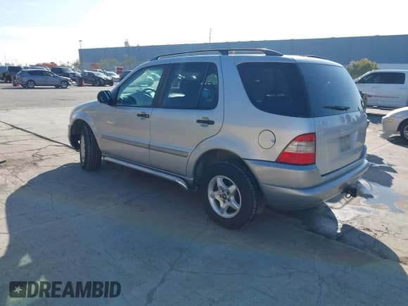 ✅ 1999 Mercedes-Benz M 320/430/500 • VIN: 4JGAB54E3XA100885 • Lot: 43853117. Listed on IAAI with 194,865 mi. Free auction sales archive from the USA and detailed vehicle history report at DreamBid. Image 3.