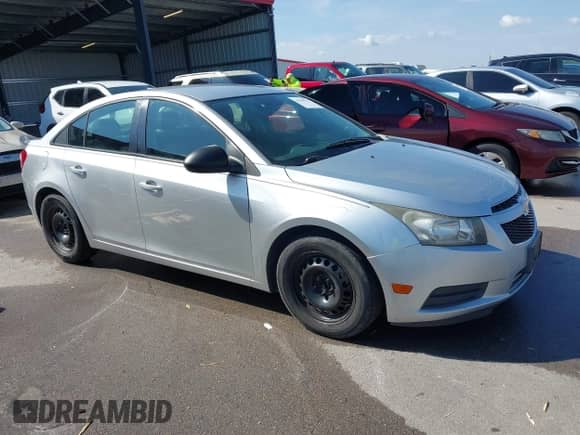 2013 Chevrolet Cruze LS z VIN 1G1PA5SH5D7145164, wystawiony jako IAAI lot #43294377 z przebiegiem 191 872 mil mil oraz . Historia ofert i sprzedaży dostępna na DreamBid. Obrazek 1.