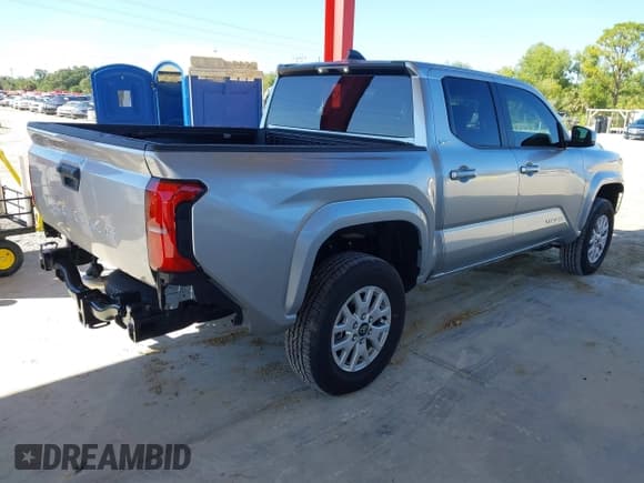 ✅ 2025 Toyota Tacoma SR5 • VIN: 3TMKB5FN0SM040291 • Lot: 43575675. Wystawiony na IAAI z przebiegiem 2 595 mil. Bezpłatny archiwum sprzedaży aukcyjnych z USA i szczegółowy raport historii pojazdu na DreamBid. Zdjęcie 4.