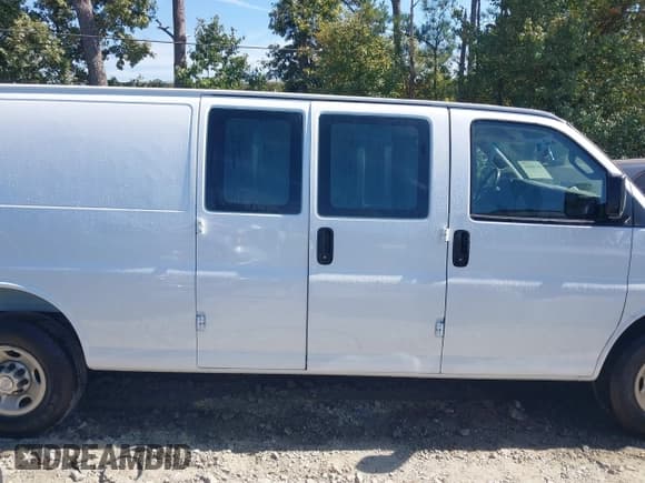 ✅ 2018 Chevrolet Express Cargo • VIN: 1GCWGBFG8J1196755 • Lot: 43483261. Listed on IAAI with 239,165 mi. Free auction sales archive from the USA and detailed vehicle history report at DreamBid. Image 13.