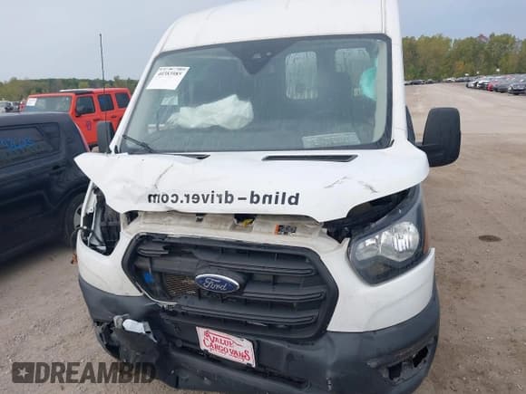 ✅ 2020 Ford Transit Cargo • VIN: 1FTBR2C86LKA34576 • Lot: 40383985. Wystawiony na IAAI z przebiegiem 54 377 mil. Bezpłatny archiwum sprzedaży aukcyjnych z USA i szczegółowy raport historii pojazdu na DreamBid. Zdjęcie 6.