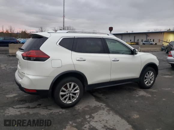 ✅ 2020 Nissan Rogue SV • VIN: JN8AT2MV5LW137373 • Lot: 90478095. Wystawiony na Copart z przebiegiem 62 959 mil. Bezpłatny archiwum sprzedaży aukcyjnych z USA i szczegółowy raport historii pojazdu na DreamBid. Zdjęcie 3.