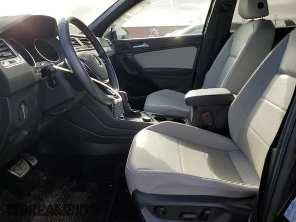 ✅ 2021 Volkswagen Tiguan SE • VIN: 3VV2B7AX2MM097343 • Lot: 93000265. Wystawiony na Copart z przebiegiem 20 047 mil. Bezpłatny archiwum sprzedaży aukcyjnych z USA i szczegółowy raport historii pojazdu na DreamBid. Zdjęcie 7.