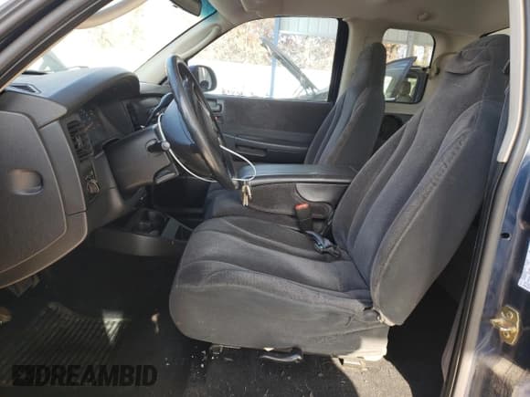 ✅ 2001 Dodge Dakota • VIN: 1B7GL22X01S301921 • Lot: 82611624. Wystawiony na Copart z przebiegiem 181 514 mil. Bezpłatny archiwum sprzedaży aukcyjnych z USA i szczegółowy raport historii pojazdu na DreamBid. Zdjęcie 7.