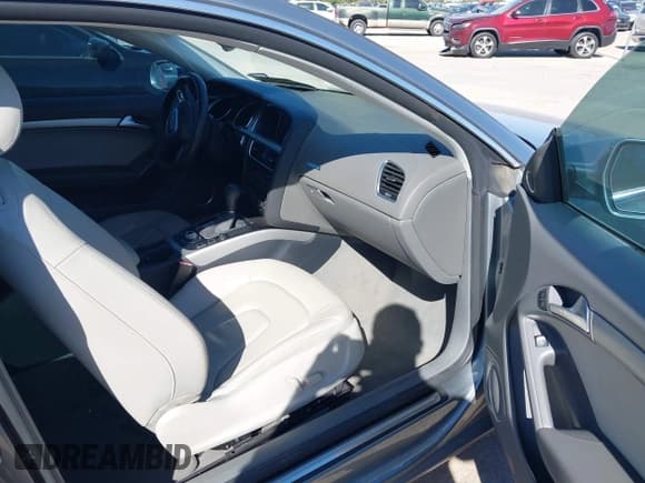 ✅ 2011 Audi A5 Premium Plus • VIN: WAULFAFR7BA044904 • Lot: 43503438. Wystawiony na IAAI z przebiegiem 124 943 mil. Bezpłatny archiwum sprzedaży aukcyjnych z USA i szczegółowy raport historii pojazdu na DreamBid. Zdjęcie 5.