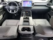 ✅ 2024 Toyota Tundra Limited Hybrid • VIN: 5TFJC5DB2RX075954 • Lot: 90745675. Wystawiony na Copart z przebiegiem 33 493 mil. Bezpłatny archiwum sprzedaży aukcyjnych z USA i szczegółowy raport historii pojazdu na DreamBid. Zdjęcie 8.